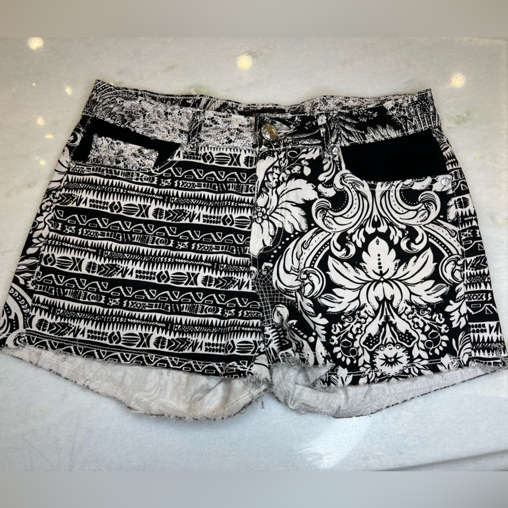 EUC MASOI JEAN WOMENS SHORTS IN BLACK AND WHITE PATTERNS SIZE 11 - 30 inch waist